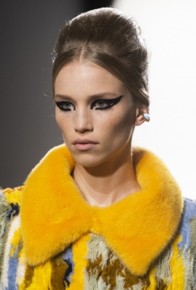 رسمات آيلاينر مجنحة وخضراء بأسلوب ‏Valentino