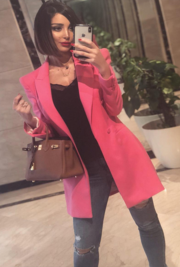 بسمة بوسيل لا تتخلى عن البلايزر السوداء الكلاسيكية