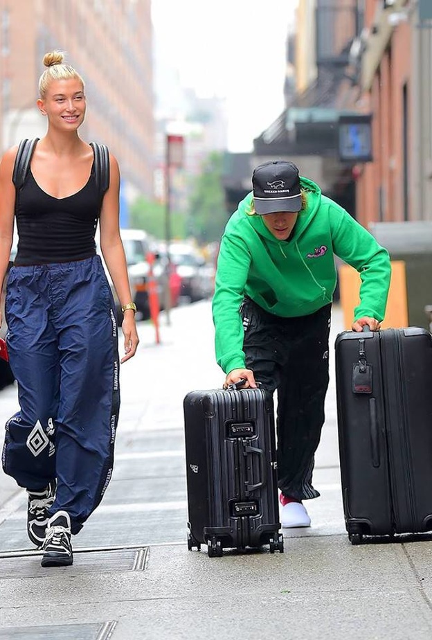 جاستن بيبر يتولى حقائب صديقته هايلي بالدوين بعد جلسة تصوير لها في نيويورك!