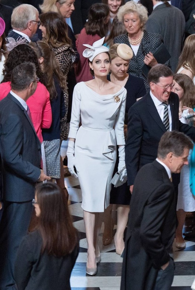 فستان ميدي أنيق باللون. الرمادي تألقت به أنجلينا جولي