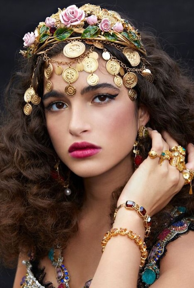 أكسسوارات عصرية وأحمر شفاه قوي في عرض دولتشي آند غابانا التامودا