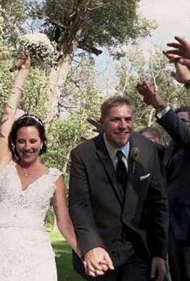 العروسان اكملا تصوير الفيديو بعد سقوط الشجرة