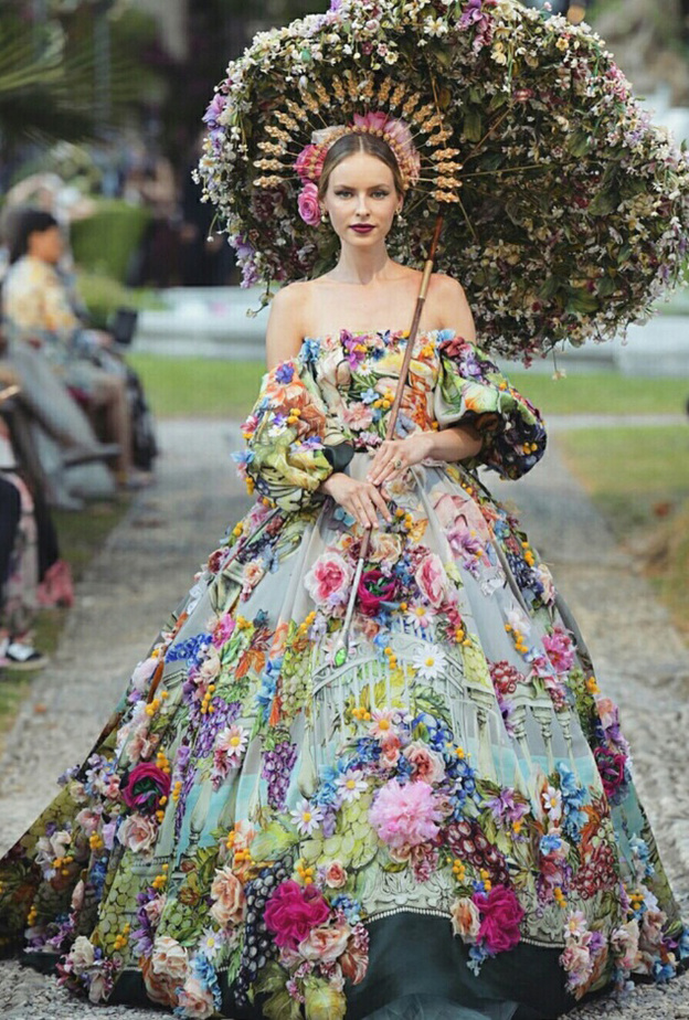 فساتين مزخرفة بتفاصيل الريش في عرض دولتشي آند غابانا التامودا