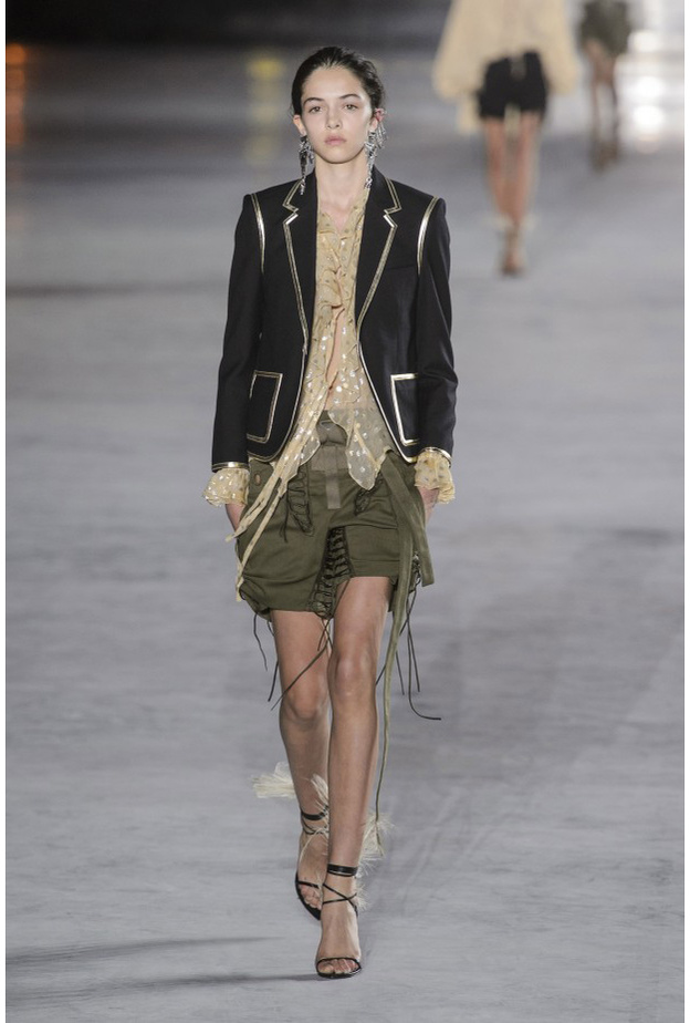 أحدث قصات الشورت الواسع والبراق لموسم صيف 2018 من ‏Valentino