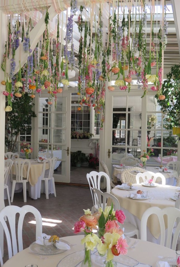 تزيين طاولة الحلويات في حديقة المنزل