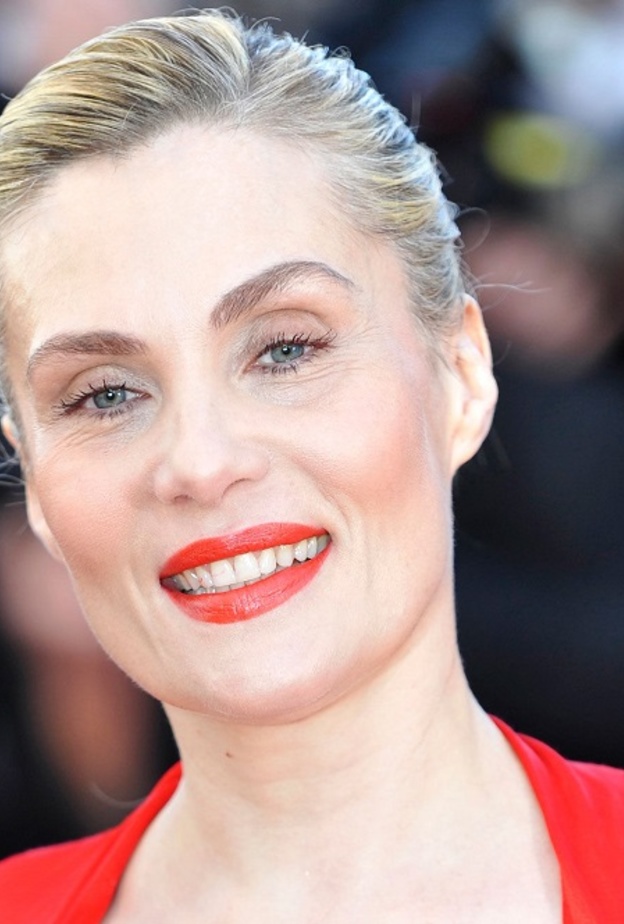 الممثلة الفرنسية إيمانويل سينيه