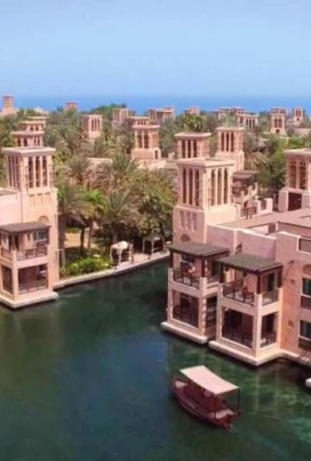 إنها سلسلة فنادق جميرا التي تتميز بهدوئها وسحرها والتي تتربع على شاطئ الجميرا الساحر