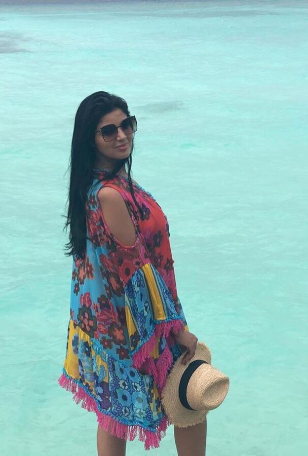 هند بومشمر في لحظة استجمام في أحضان جزر المالديف