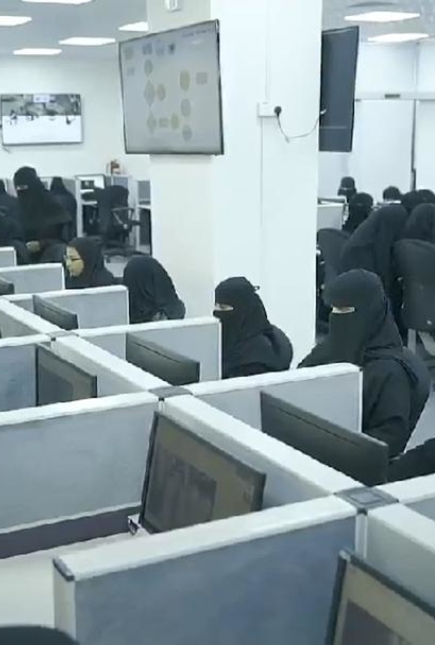 120 فتاة سعودية يعملن على معالجة المخالفات المرورية