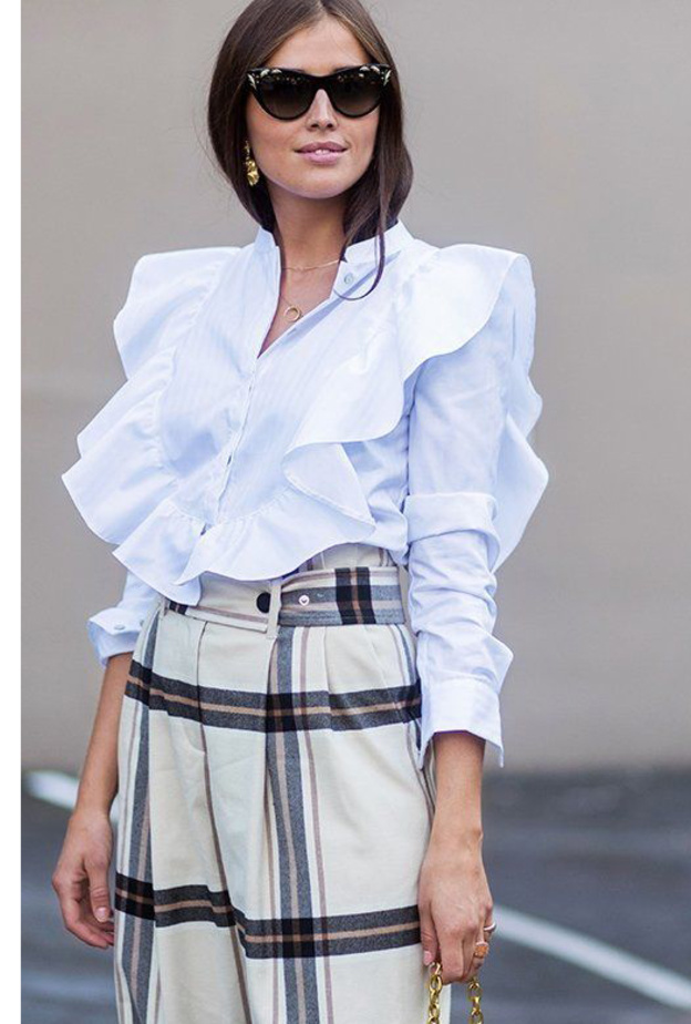 اختاري بلوزة مزينة بربطة بحيث تعمل على تكبير منطقة الصدر