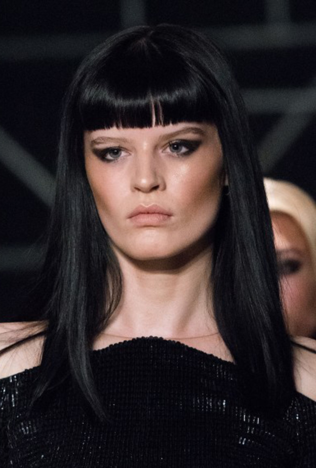 قصات غرة الشعر الجانبية من John Galliano