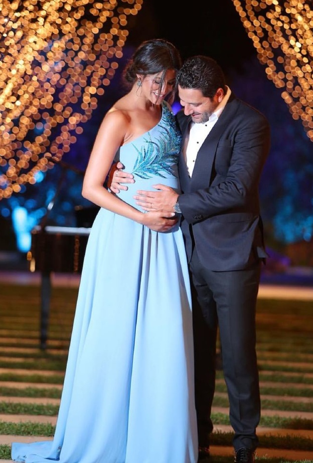 فستان سهرة فاخرة باللون الذهبي مع اللؤلؤ ارتدته ريم السعيدي