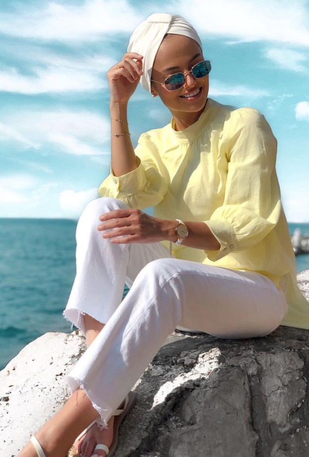 صوفيا غودسو تعتمد على الدّينيم لإطلالتها قرب البحر