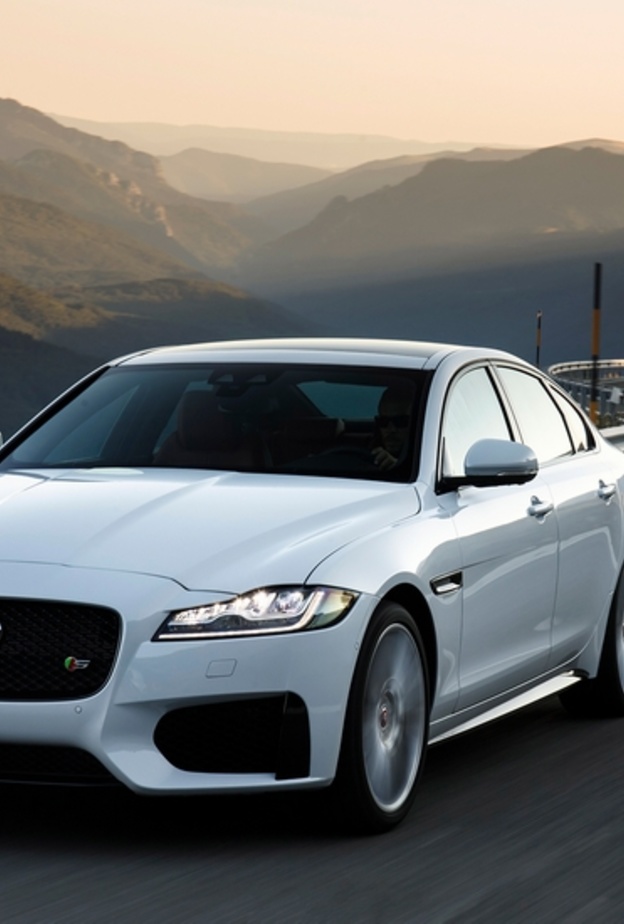 محرك ذو شاحن توربيني مكون من 4 أسطوانات سعة 2 لتر