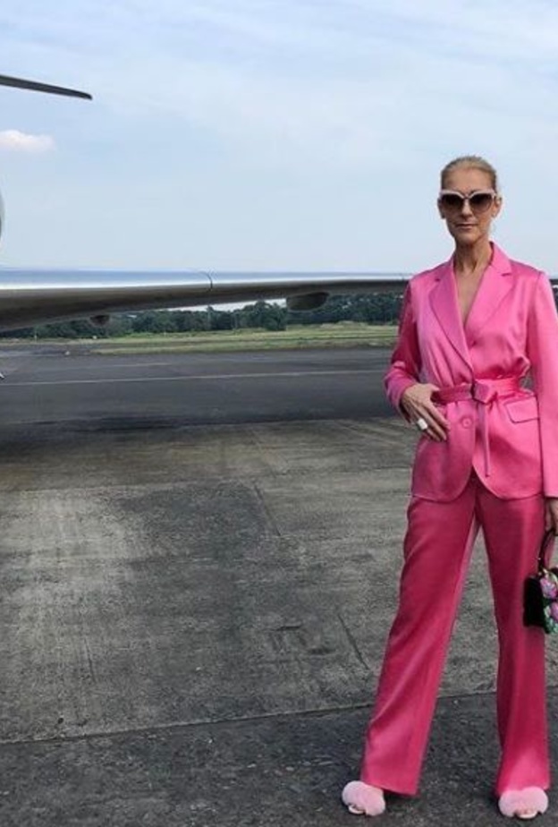 أناقة السفر باللون الوردي على طريقة النجمة سيلين ديون