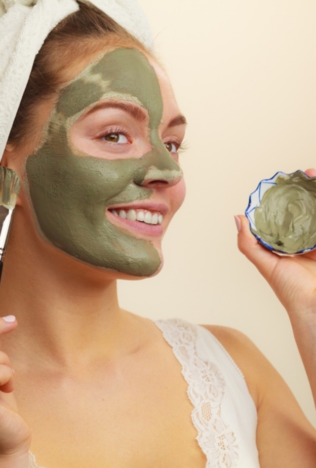 وضع الطين الأخضر على سطح البشرة مباشرة بهدف شد الجلد وإزالة شوائب البشرة