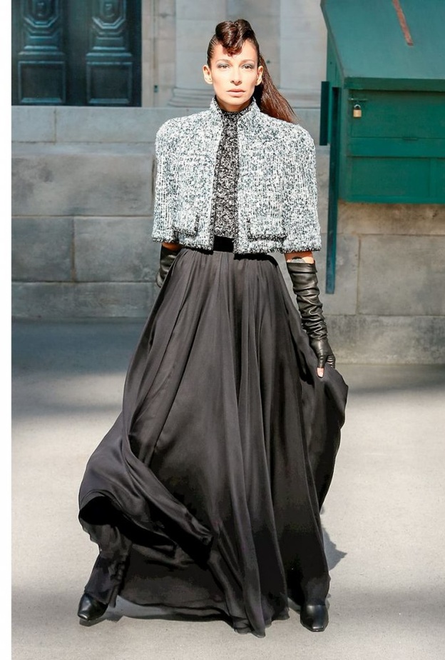 موضة الكاب من شانيل بأقمشة التويد