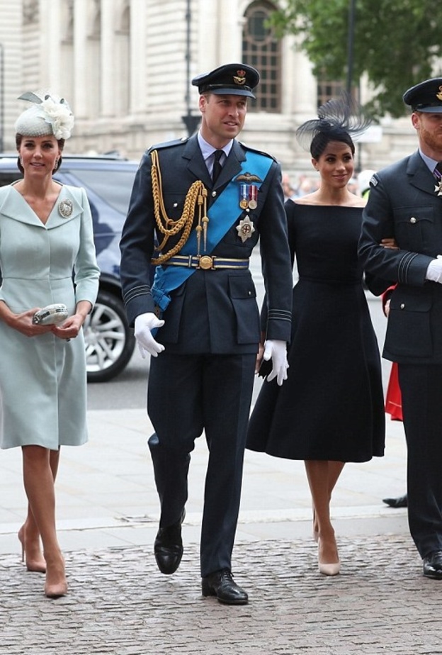 الملكة  اليزابيث تصل الى الاحتفال