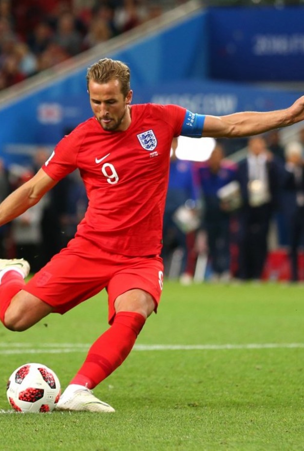 يعرف مولود برج الاسد كيف يجذب اهتمام الجميع أينما وجد