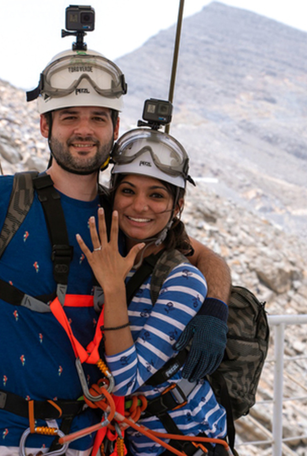  أعلى قمة في الإمارات تشهد تتويج قصة حب بالزواج