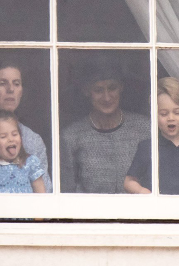 بينما يمارس والديها مهامهما الرسمية بالاحتفال بمئوية القوات الجوية، الأميرة شارلوت تلهو على طريقتها الخاصة