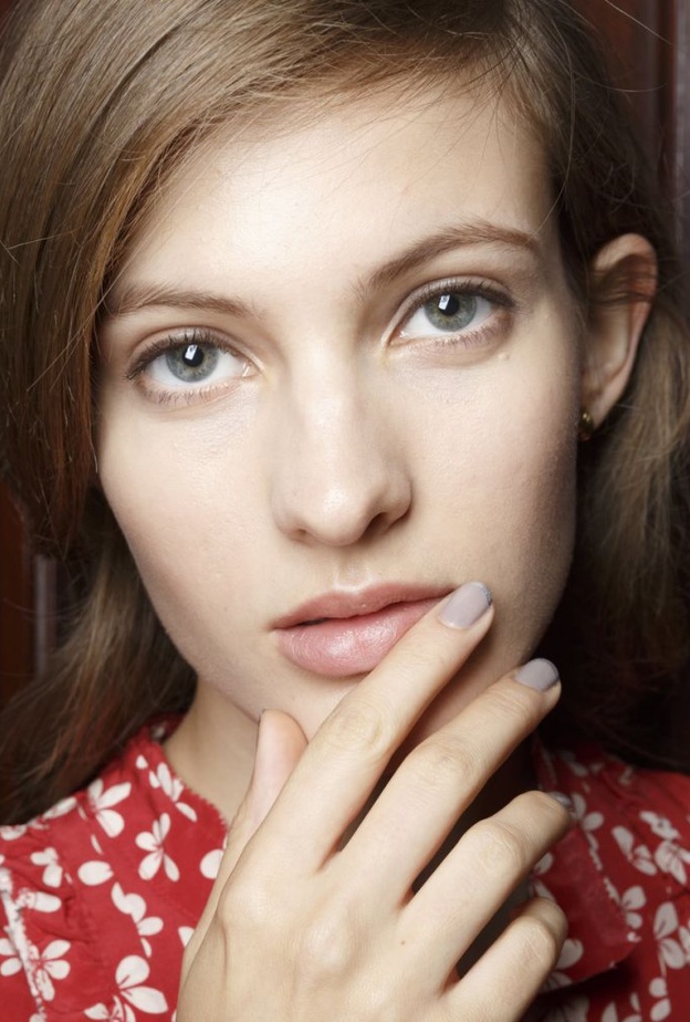 طلاء أظافر زهري باستيل من Philip Lim