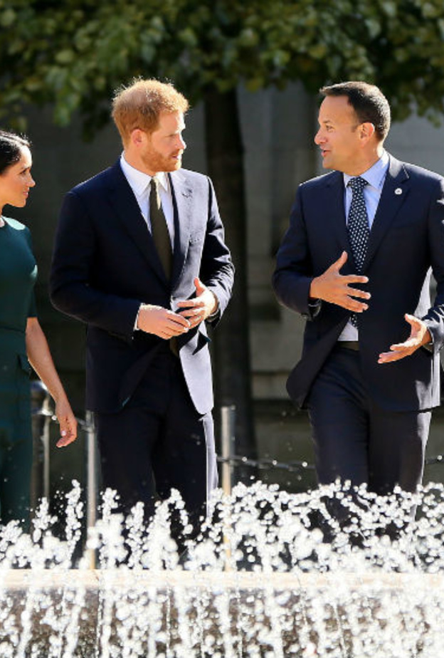 ليو فرادكار قام باصطحاب الأمير هاري وزوجته ميغان ماركل في جولة تفقدية في مقر المباني الحكومية في دبلن