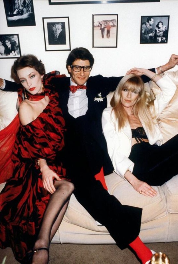 صورة تجمع ايف سان لوران بمجموعة من العارضات