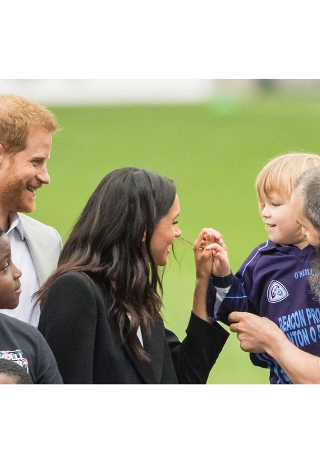 طفل ظريف يداعب ميغان ماركل في ملعب كروك بارك في دبلن أمس