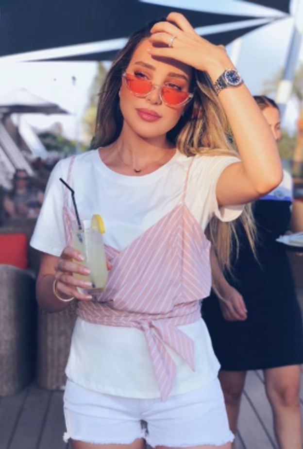 نظارات بالعين الممشوقة والرّفيعة باللون الأسود من أجمل اعتمادات معظم الفاشينيستا هذا الصّيف، ديما الأسدي نسّقتها بطريقة كاجوال وعصرية