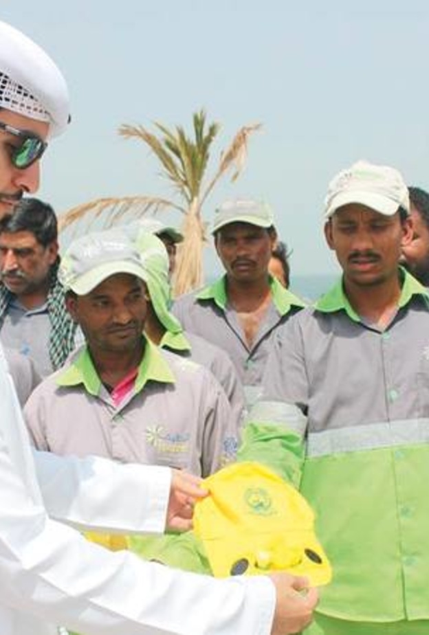 توزيع قبعات ذكية ذات مراوح هوائية على العمال في الحمرية