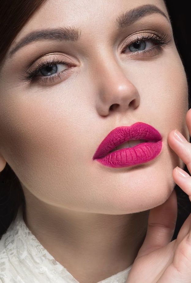 خطوط عريضة خارج الشفاه لتكبير حجمها