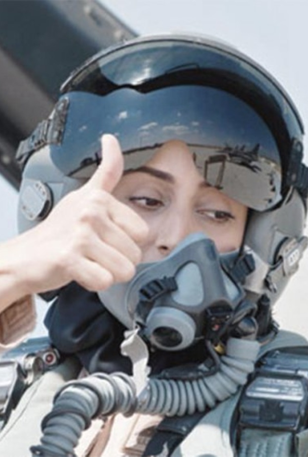مريم المنصوري أول إماراتية تقود طائرة حربية