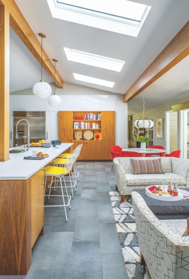 مطبخ منزل مفتوح على باقي الغرف بمختلف الاتجاهات