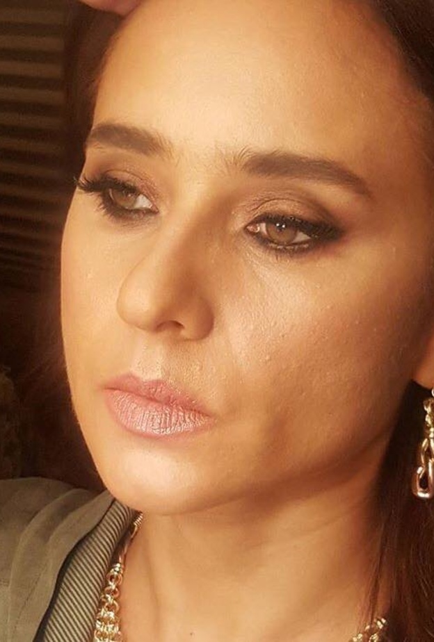 غادة عبد الرازق واثار التجاويف في بشرتها