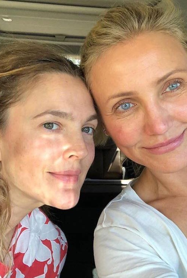 صورة تجمع درو باريمور بصديقتها كاميرون دياز حيث بدت كلا منهما على طبيعتهما وبدون مكياج