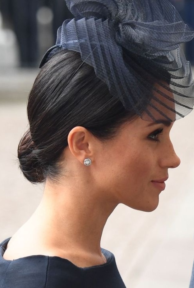 ميغان ماركل بتسريحة الكعكة مع الخصل الجانبية