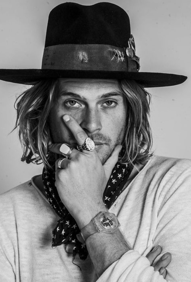 نسّق القبعة الأنيقة مع التيشرت الشبابي واللمسات الجذابة من الاكسسوارات