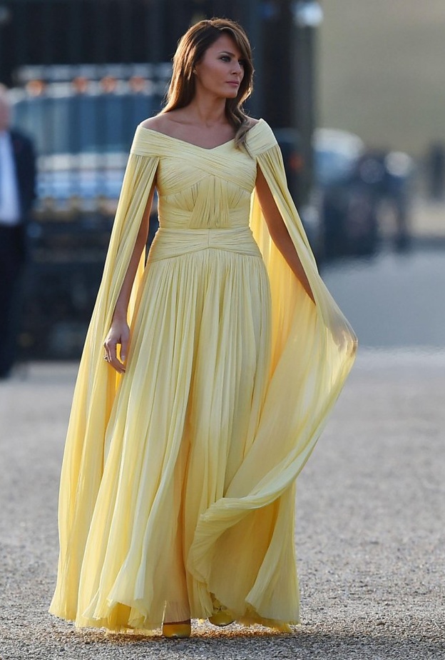 لحضور حفل موسيقي للكمان والبيانو في أكاديمية الموسيقى العليا اختارت ميلانيا فستاناً كحلياً من مجموعة كالفن كلاين