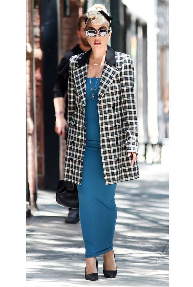 ليدي غاغا Lady Gaga بفستان أزرق طويل مع البلايزر المربعة