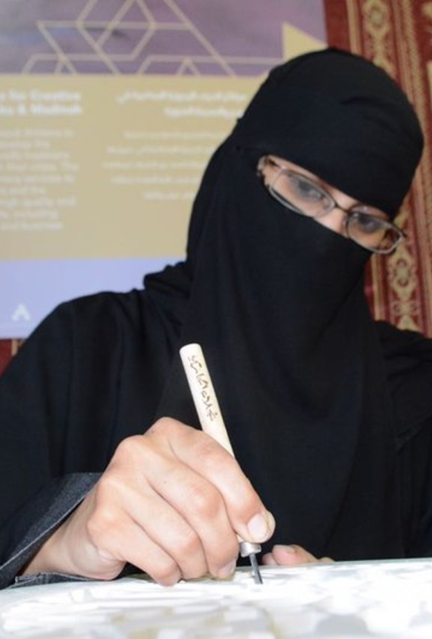 سعوديات يقدمن حرف جديدة ويكسرن احتكار الرجال في سوق عكاظ