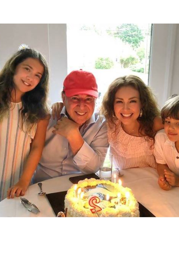 النجمة المكسيكية تاليا جميلة كعادتها خلال الاحتفال مع عائلتها بعيد ميلاد زوجها