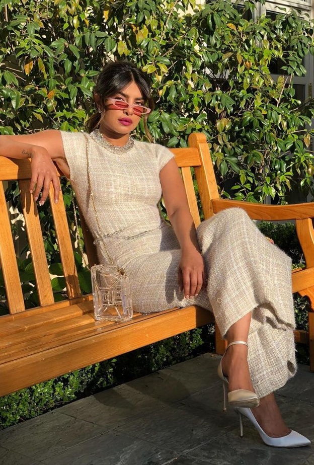 هذه النظارات التي تتألق بها بريانكا هي من ماركة Pared Eyewear