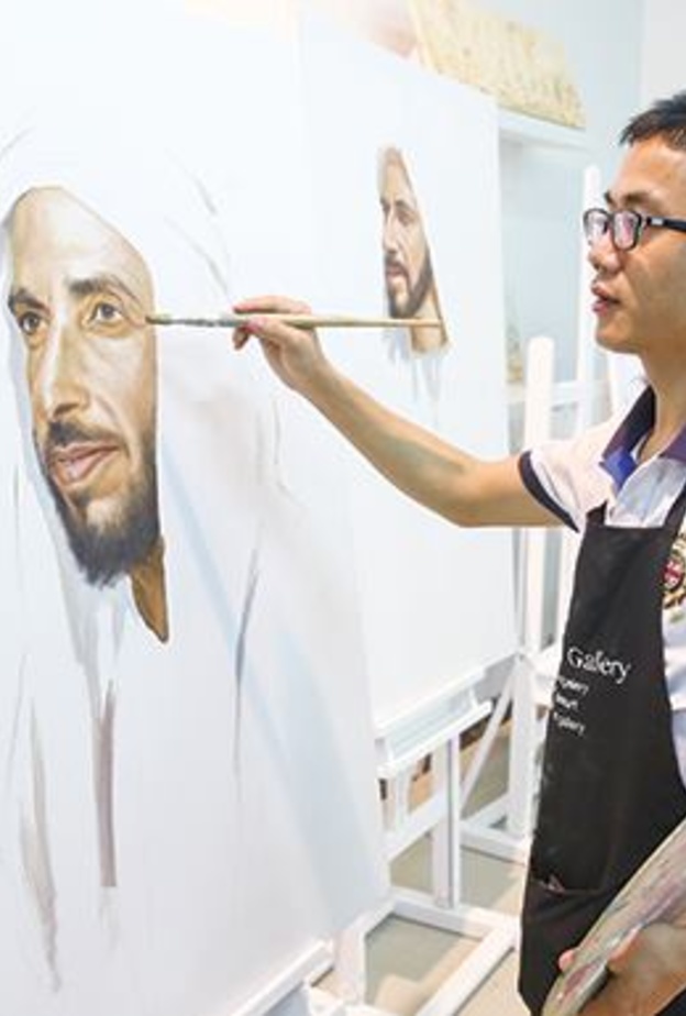 في حب الامارات الصيني جاك لي يجسد معالمها التراثية في لوحاته