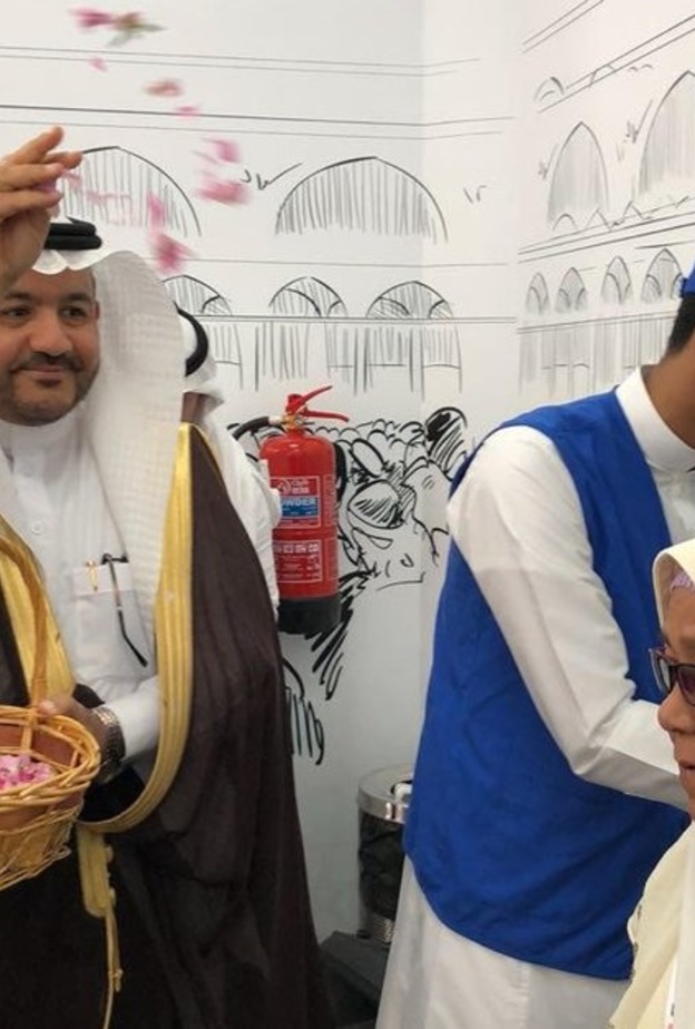 استقبال أول رحلة حجاج في مطار المدينة 