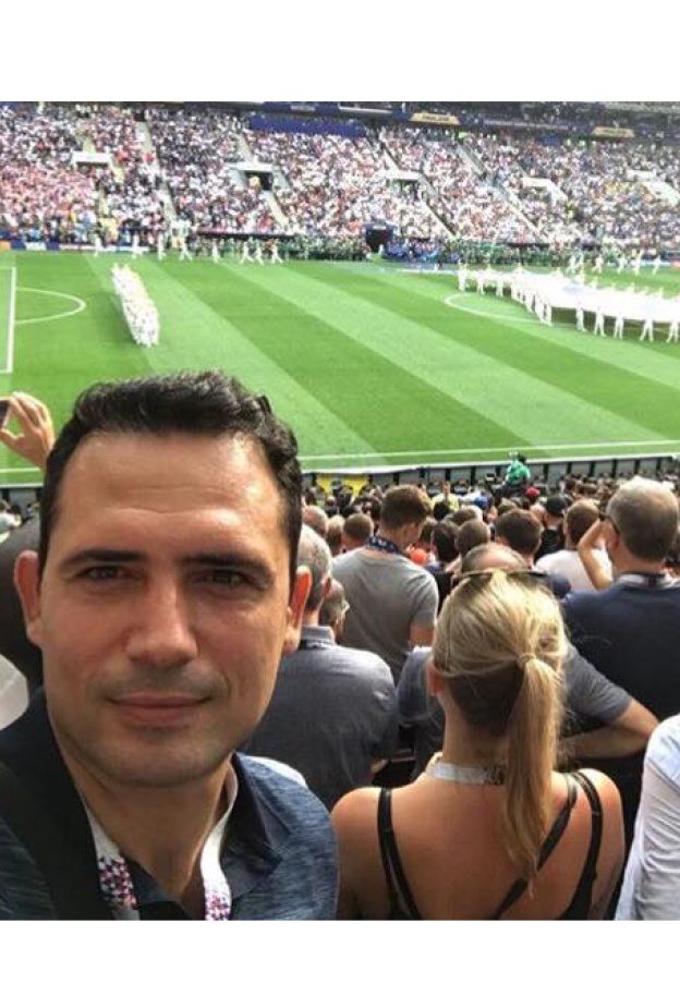 ظافر العابدين بصورة سيلفي خلال نهائي كأس العالم 2018 في روسيا