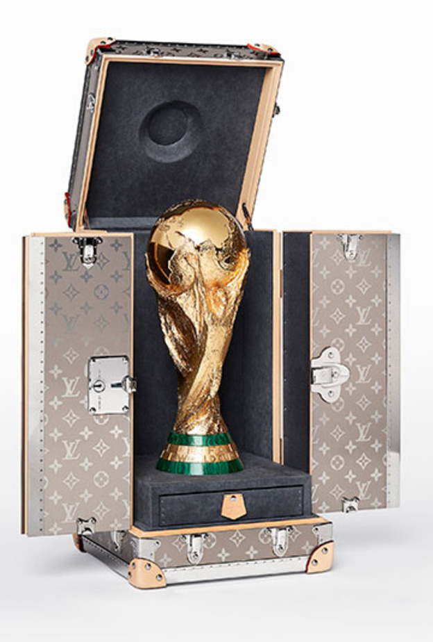 علبة السفر الخاصّة بالكأس الذهبية الرسمية لبطولة العالم في كرة القدم من تصميم Louis Vuitton