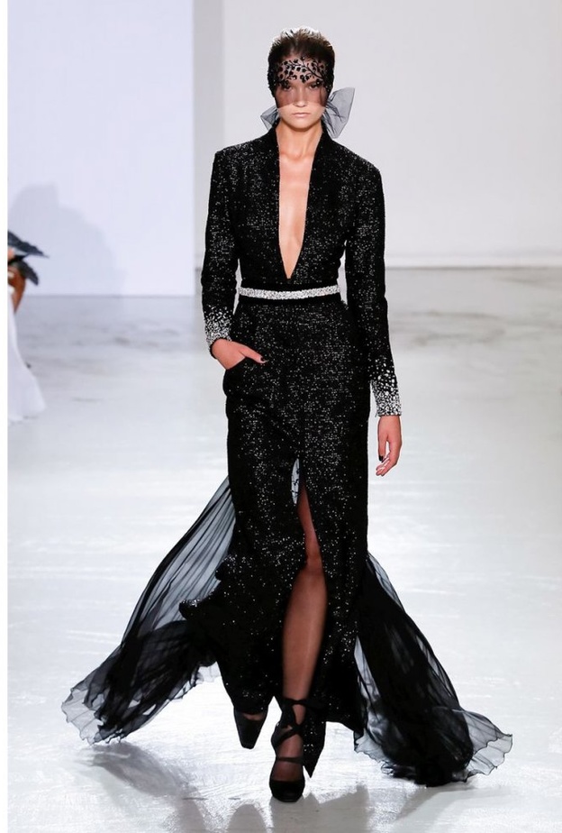 فستان سهرة باللون الزهري الحيوي بقصّة عصرية وشبابية