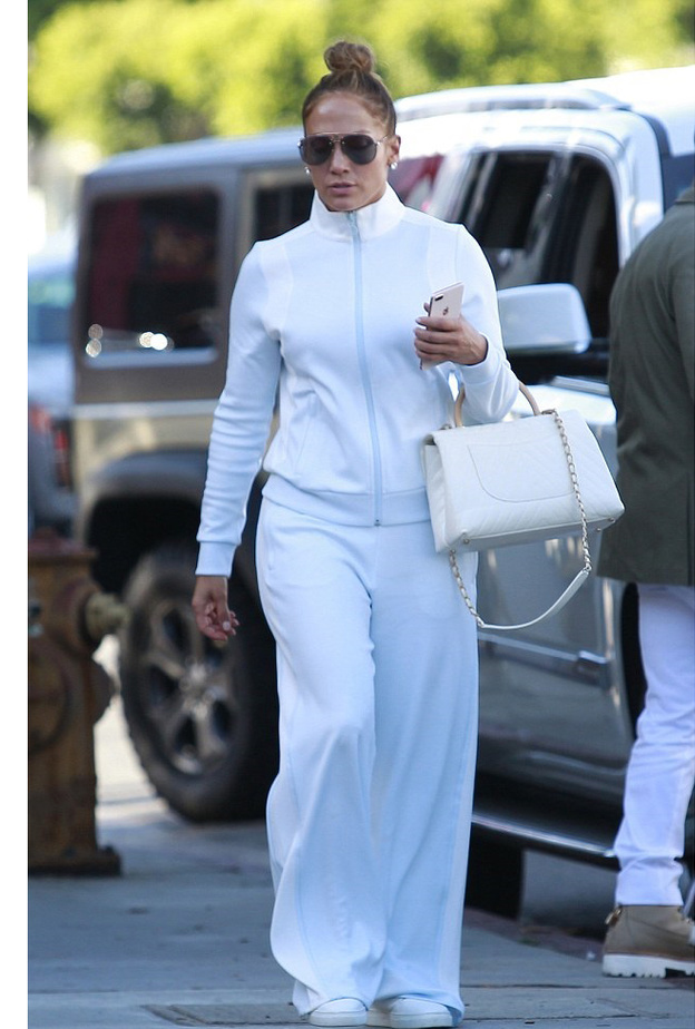 ملابس رياضية بيضاء من اختيار جنيفر لوبيز Jennifer Lopez