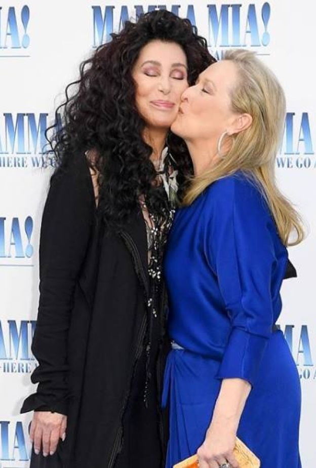 قبلة محبة جمعت العملاقتين ميريل ستريب و شير في عرض فيلم Mamma Mia! Here We Go Again